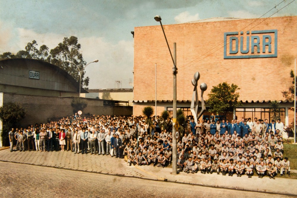 A group photo of the employees of Duerr Brasil in front of the company headquarters in 1981