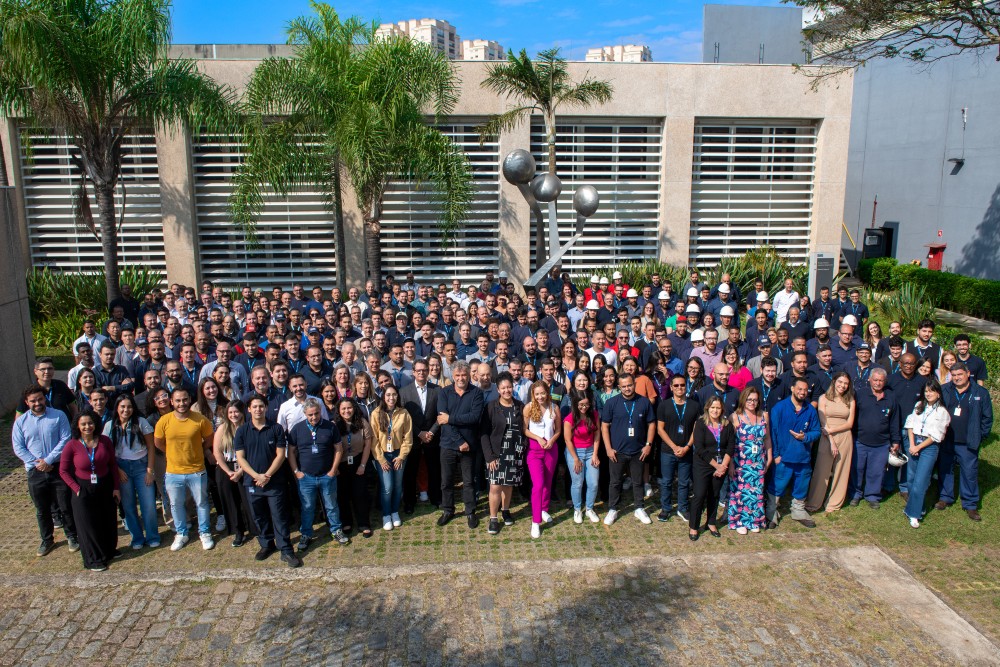 A group photo of the employees of Duerr in front of the company headquarters