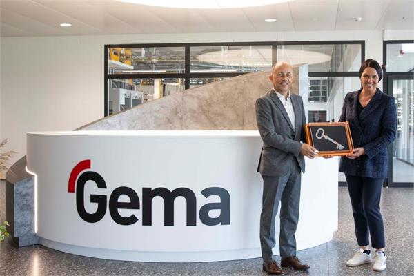 Claudio Merengo and Rebecca Kull from Gema posing in the new headquarters of the company with the keys