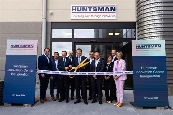 The ribbon-cutting ceremony during the inauguration of the new innovation centre of Huntsman in Tienen