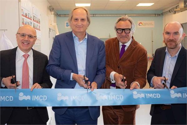 The personnel of IMCD cutting the ribbon to inaugurate the new laboratory in Austria
