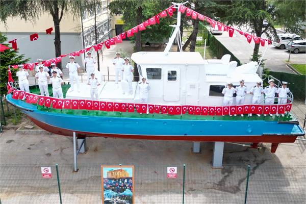 Students from the Şehit Volkan Tantürk technical high-school posing with the boat coated with PPG paints
