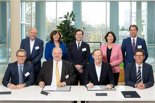 The personnel of BASF and Vulcan signing the Memorandum of Understanding